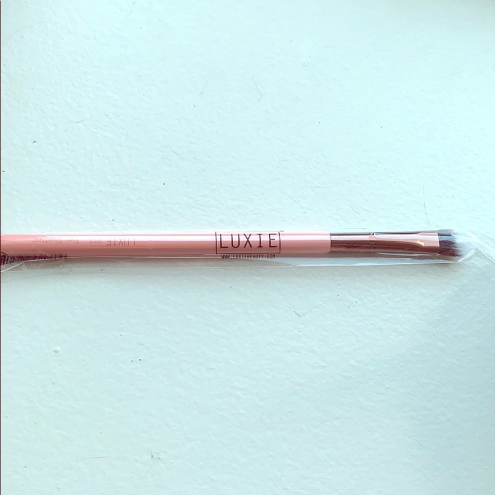 Luxie make up brush